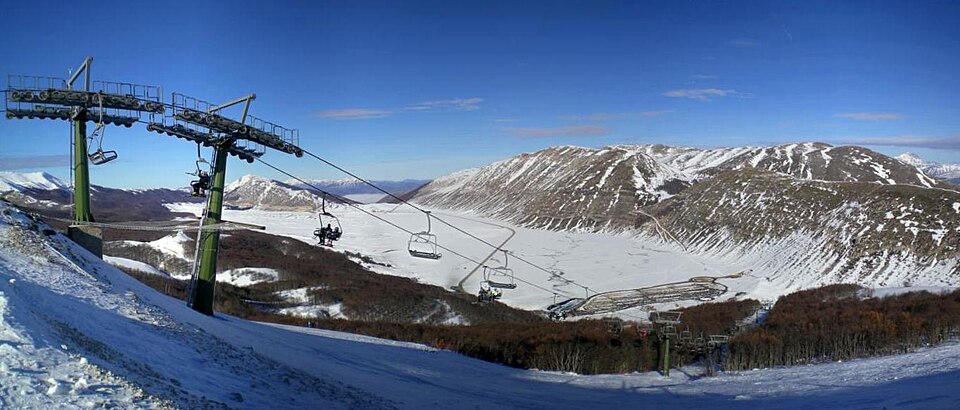 Una seggiovia sopra i pendii innevati e l’altopiano di Campo Felice.