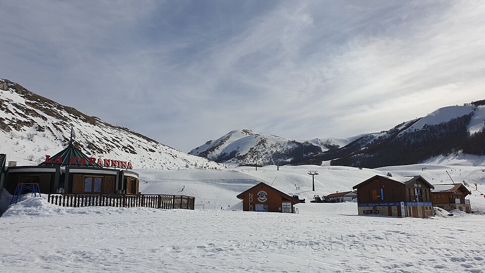 Piste innevate e impianti di Campo Felice tra le montagne.