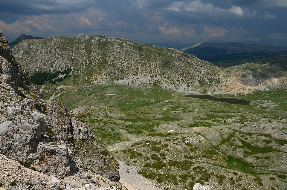 Il Lago della Duchessa tra pascoli d’alta quota e creste rocciose.