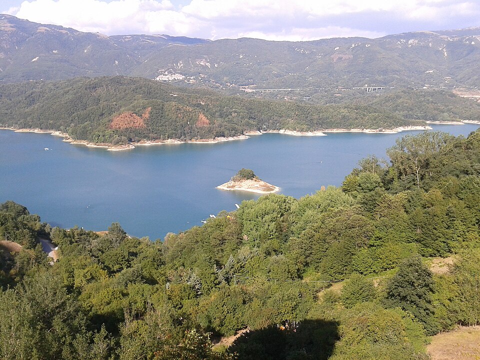 Il Lago del Salto visto dall’alto, con un isolotto e rive boscose.