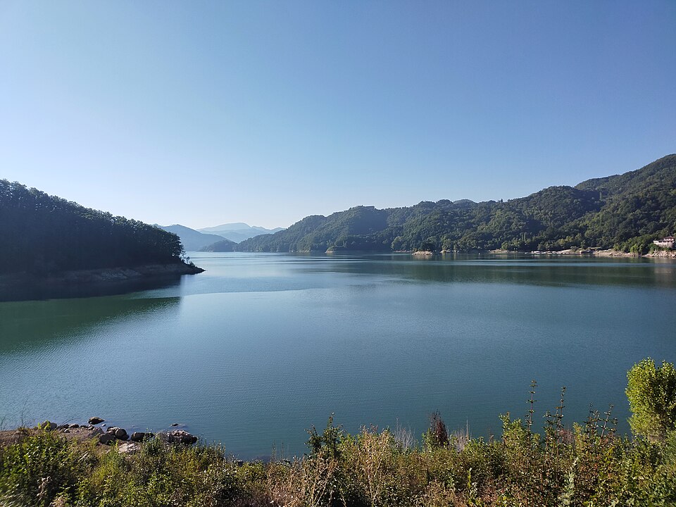 Le acque del Lago del Salto tra rive verdi e colline.
